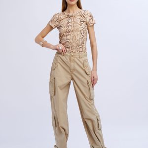 T-shirt stampata con collana