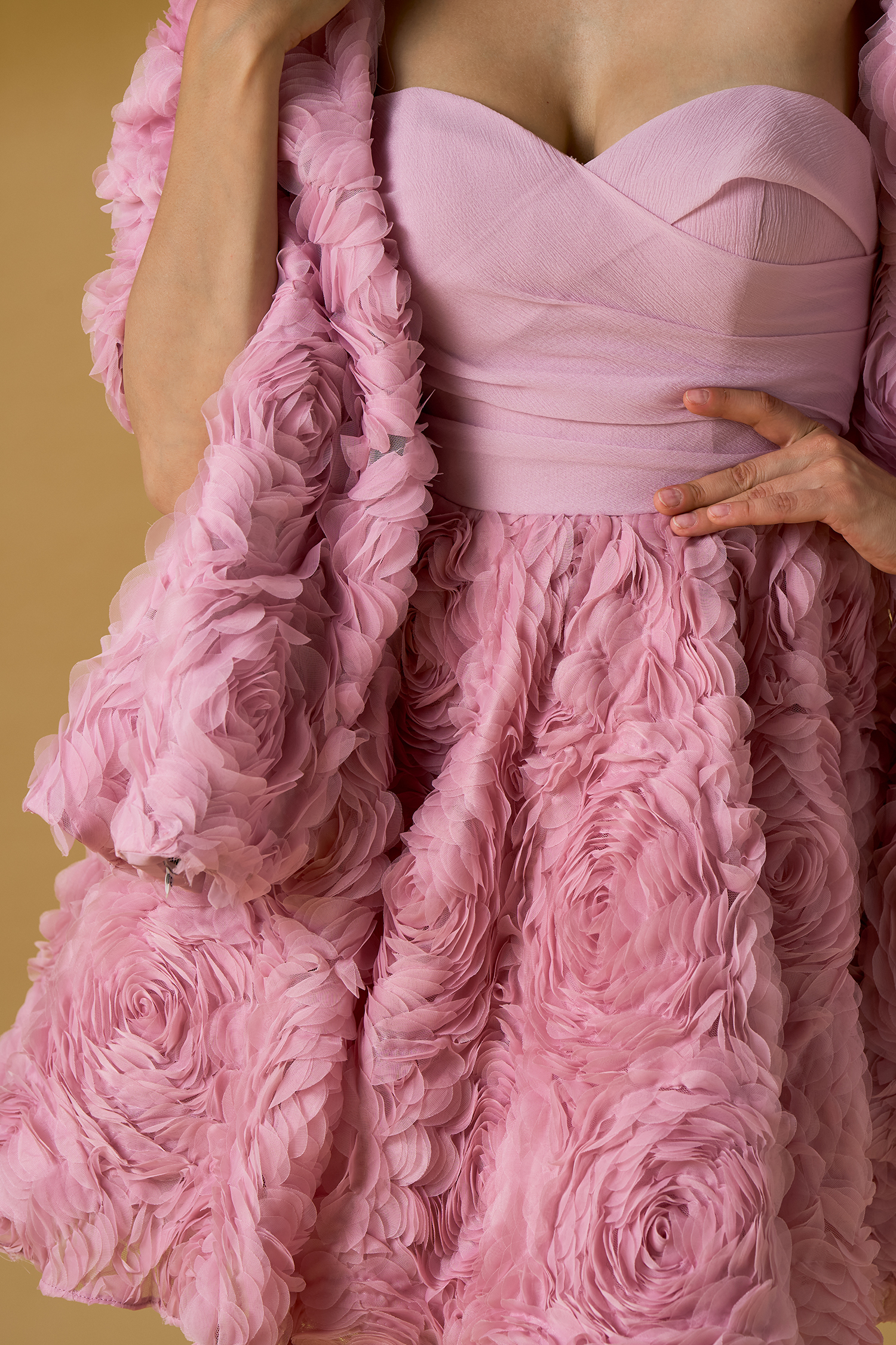 Abito corto tulle con rose - immagine 4