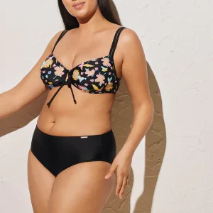Ysabel Mora bikini a tema floreale effetto minimizer