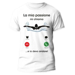 Tshirt Sport Divertente – Nuoto – La Mia Passione mi chiama e io Devo Andare – Idea Regalo Uomo