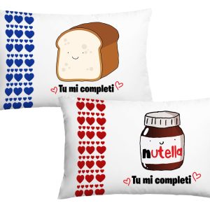 Coppia di Federe Cuscino Letto Sanvalentino – Pane e Cioccolato – Tu Mi Completi – Cioccolato – Dimensioni: 69×39 cm – Idea Regalo
