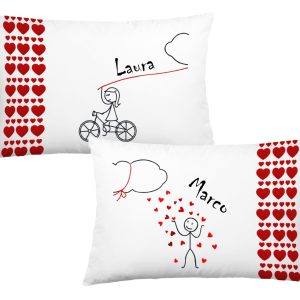 Coppia di Federe Cuscino Letto Sanvalentino – Bicicletta [PERSONALIZZABILE] Nuvola di Cuori – [PERSONALIZZA NOMI] – Dimensioni: 69×39 cm – Idea Regalo