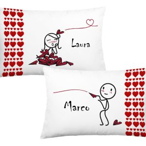 Coppia di Federe Cuscino Letto Sanvalentino – Aereoplanini di Carta – [PERSONALIZZA I NOMI] – Innamorati – Dimensioni: 69×39 cm – Idea Regalo