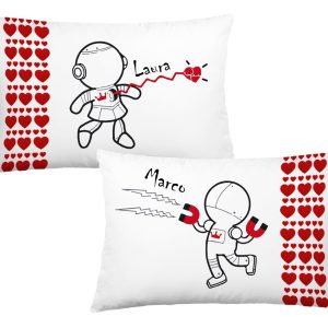 Coppia di Federe Cuscino Letto Sanvalentino – Calamita Amore [PERSONALIZZA NOMI] – Innamorati – Dimensioni: 69×39 cm – Idea Regalo