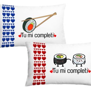 Coppia di Federe Cuscino Letto Sanvalentino – Bacchette e Sushi – Tu Mi Completi – Sushi – Dimensioni: 69×39 cm – Idea Regalo