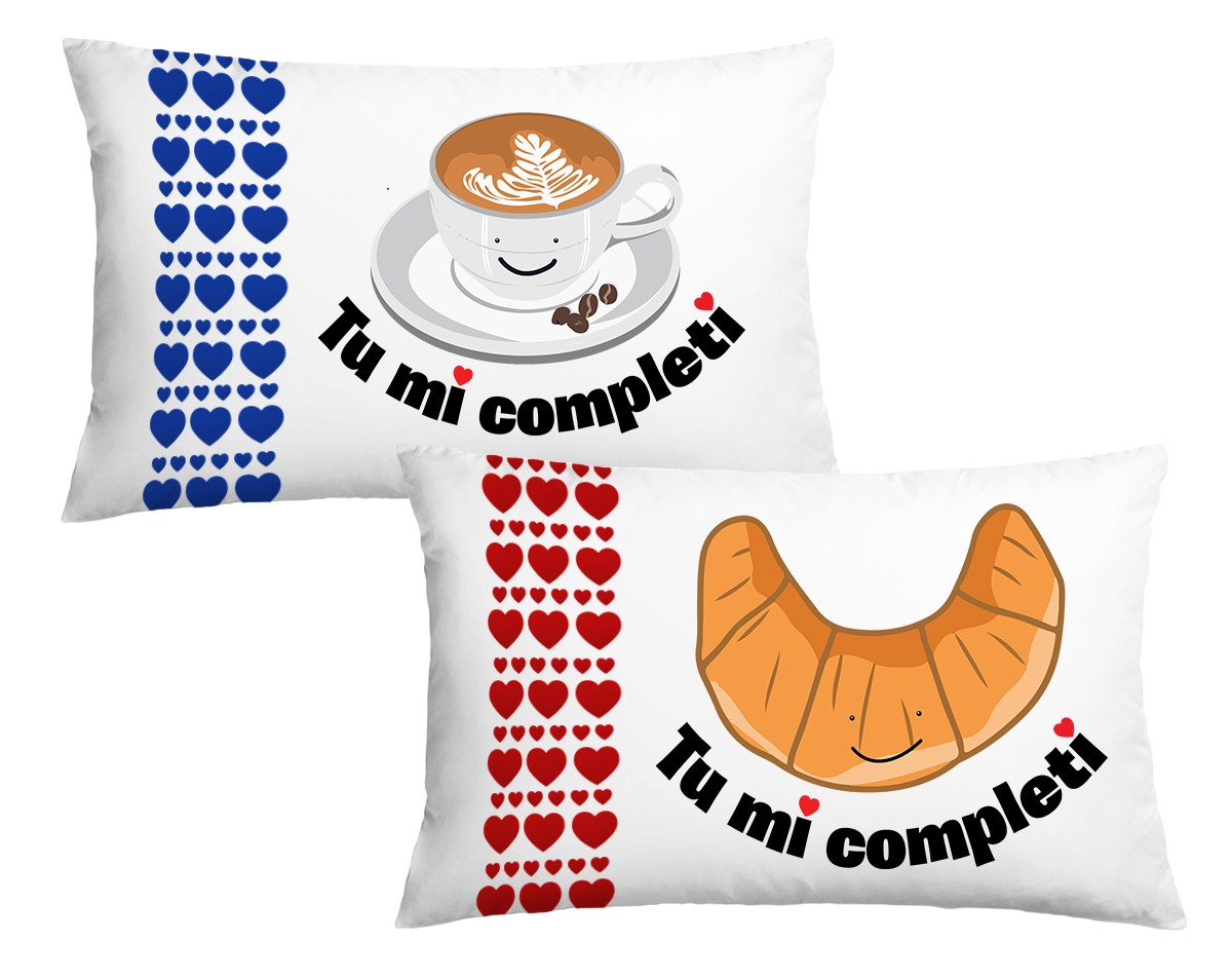 Coppia di Federe Cuscino Letto Sanvalentino – Cappuccino e Croissaint – Tu Mi Completi – Colazione – Dimensioni: 69×39 cm – Idea Regalo
