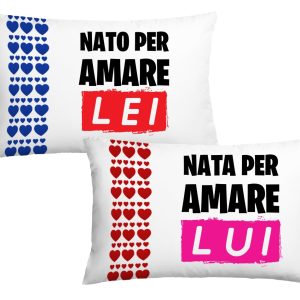 Coppia di Federe Cuscino Letto Sanvalentino – Nato per Amare Lei – Nata per Amare Lui – Dimensioni: 69×39 cm – Idea Regalo
