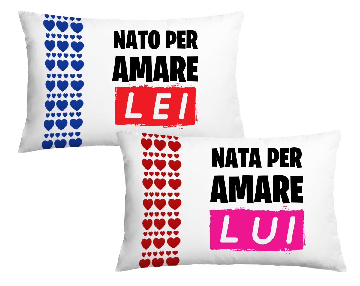 Coppia di Federe Cuscino Letto Sanvalentino – Nato per Amare Lei – Nata per Amare Lui – Dimensioni: 69×39 cm – Idea Regalo