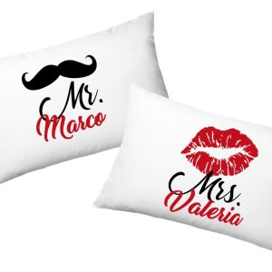 Coppia Federe  Personalizzate – Amore – Mr. And Mrs. – Baffi Labbra – [PERSONALIZZA NOMI] – Festa Innamorati – Cuscino San Valentino- Idea Regalo Fidanzata – Regalo per Coppia
