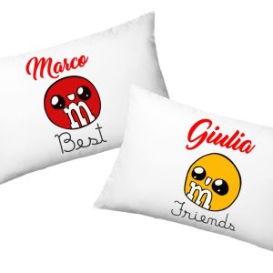 Coppia Federe  Personalizzate – Amore – Cioccolatini – Best friends – [PERSONALIZZA NOMI] – Festa Innamorati – Cuscino San Valentino- Idea Regalo Fidanzata – Regalo per Coppia