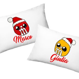 Coppia Federe  Personalizzate – Amore – Cioccolatini -Natale – [PERSONALIZZA NOMI] – Festa Innamorati – Cuscino San Valentino- Idea Regalo Fidanzata – Regalo per Coppia