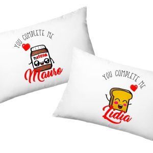 Coppia Federe  Personalizzate – Amore -Pane e cioccolata- mi completi – Disegni Simpatici -[PERSONALIZZA NOMI] -Festa Innamorati – Cuscino San Valentino- Idea Regalo Fidanzata – Regalo per Coppia