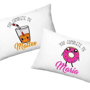 Coppia Federe  Personalizzate – Amore – Ciambella e aranciata – You complete me- [PERSONALIZZA NOMI] – Festa Innamorati – Cuscino San Valentino- Idea Regalo Fidanzata – Regalo per Coppia