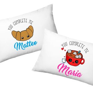 Coppia Federe  Personalizzate – Amore – Cioccolata e cornetto –  Tu mi completi – [PERSONALIZZA NOMI] – Festa Innamorati – Cuscino San Valentino- Idea Regalo Fidanzata – Regalo per Coppia