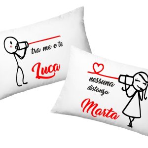 Coppia Federe  Personalizzate – Amore – Nessuna distanza tra me e te- Lui e Lei- [PERSONALIZZA NOMI] – Festa Innamorati – Cuscino San Valentino- Idea Regalo Fidanzata – Regalo per Coppia