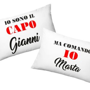 Coppia Federe  Personalizzate – Amore – Io comando – Ma io sono il capo – [PERSONALIZZA NOMI] – Festa Innamorati – Cuscino San Valentino- Idea Regalo Fidanzata – Regalo per Coppia