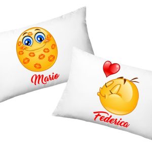 Coppia Federe  Personalizzate – Amore – Smile – Kiss -Love – [PERSONALIZZA NOMI] – Festa Innamorati – Cuscino San Valentino- Idea Regalo Fidanzata – Regalo per Coppia