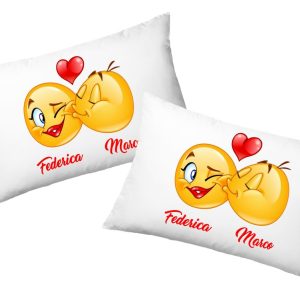 Coppia Federe  Personalizzate – Amore – Bacio – Kiss – Lui e Lei – [PERSONALIZZA NOMI] – Festa Innamorati – Cuscino San Valentino- Idea Regalo Fidanzata – Regalo per Coppia
