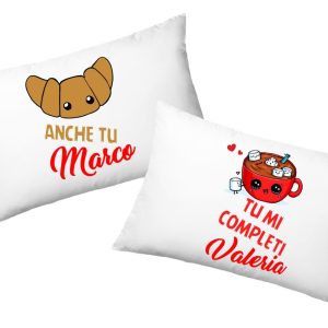 Coppia Federe  Personalizzate – Amore – tu Mi Completi – Cornetto e Cappuccino – [PERSONALIZZA NOMI] – Festa Innamorati – Cuscino San Valentino- Idea Regalo Fidanzata – Regalo per Coppia