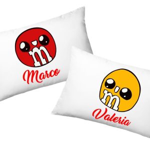 Coppia Federe  Personalizzate – Amore – MEMS – Parodia – [PERSONALIZZA NOMI] – Festa Innamorati – Cuscino San Valentino- Idea Regalo Fidanzata – Regalo per Coppia