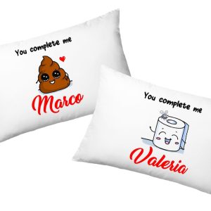 Coppia Federe  Personalizzate – Amore – Carta Igienica Popò – You Complete Me – [PERSONALIZZA NOMI] – Festa Innamorati – Cuscino San Valentino- Idea Regalo Fidanzata – Regalo per Coppia