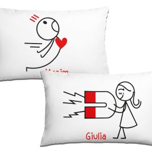 Coppia Federe San Valentino Personalizzabili – Per me sei una Calamità [ PERSONALIZZA NOMI] – Federe Cuscino Letto Matrimoniale – Amore – Lui Lei – Innamorati – Idee Regalo Casa