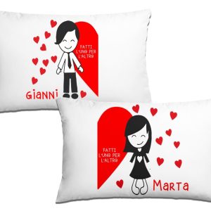 Coppia Federe San Valentino Personalizzabili – Fatti l’Uno per l’Altro [ PERSONALIZZA NOMI] – Federe Cuscino Letto Matrimoniale – Amore – Lui Lei – Innamorati – Idee Regalo Casa