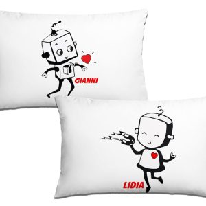 Coppia Federe San Valentino Personalizzabili – Robottini Innamorati [ PERSONALIZZA NOMI] – Federe Cuscino Letto Matrimoniale – Amore – Lui Lei – Innamorati – Idee Regalo Casa