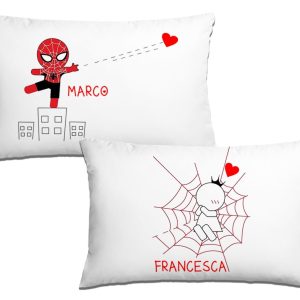 Coppia Federe San Valentino Personalizzabili – Coppia Fumetto Ragno [ PERSONALIZZA NOMI] – Federe Cuscino Letto Matrimoniale – Amore – Lui Lei – Innamorati – Idee Regalo Casa