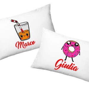 Coppia Federe  Personalizzate – Amore – the e Ciambella – [PERSONALIZZA NOMI] – Festa Innamorati – Cuscino San Valentino- Idea Regalo Fidanzata – Regalo per Coppia
