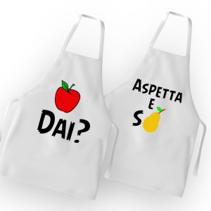 Coppia Grembiuli  Amore – Me La Dai – Aspetta e Spera – Giochi di Parole – Mela – Pera – Festa Innamorati  – SanValentino – Idea Regalo – Regalo per Coppia