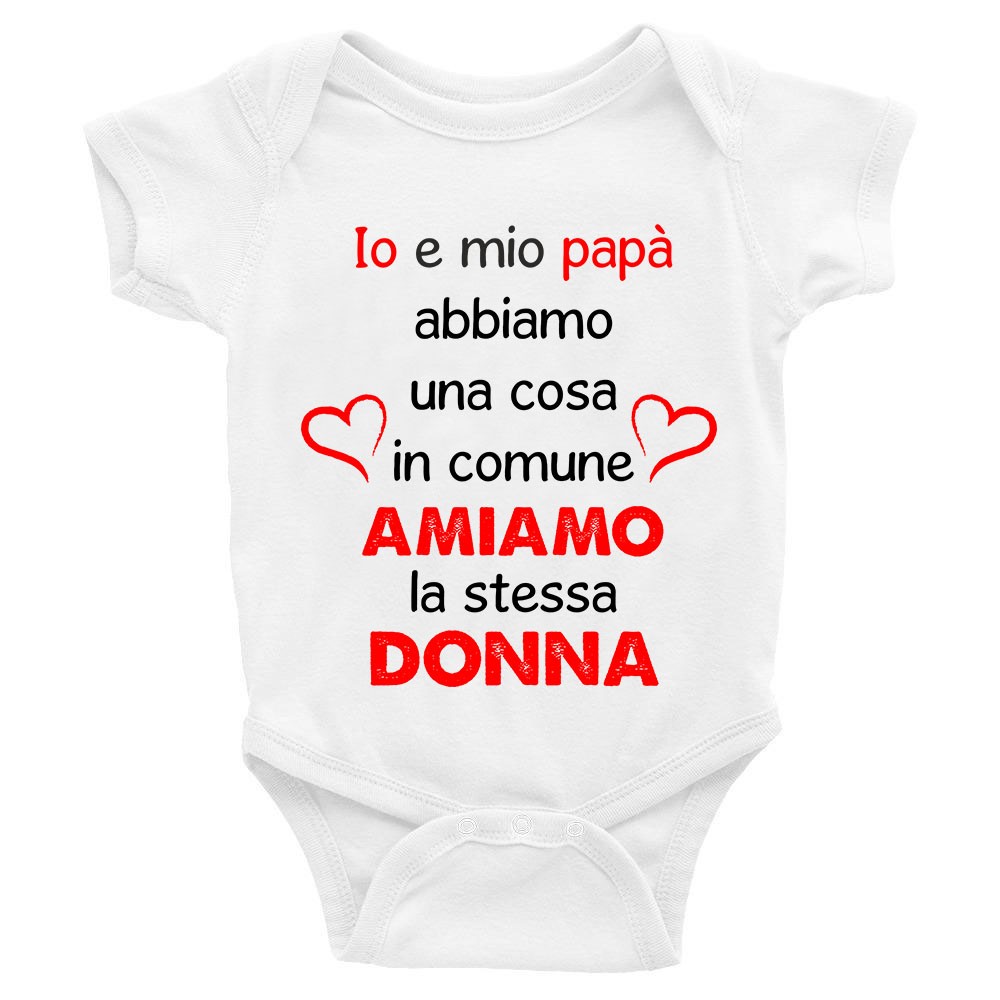 Body da Neonato io e mio Papà abbiamo una cosa in comune, amiamo la stessa donna – Festa della Mamma – Body Neonato Festa della Mamma – Body Simpatici e Divertenti – Idea Regalo - immagine 2